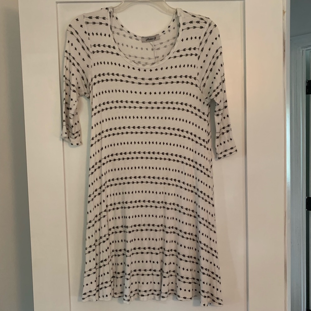 Black and white sleeves dress with arrow pattern